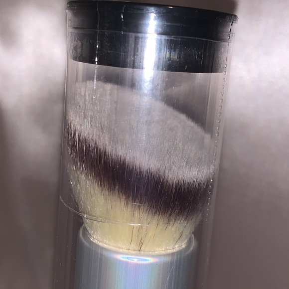 IT Cosmetics NEW Angled Buffing Foundation Brush - Picture 6 of 8